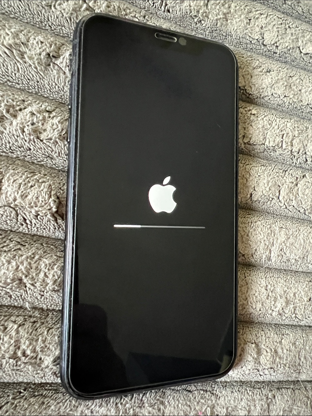 **UNLOCKED— IPHONE XR